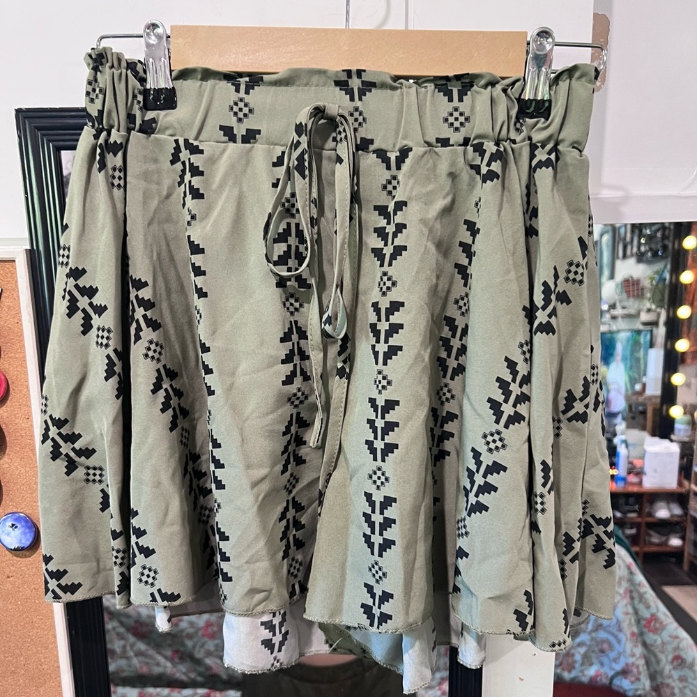 Shein Boho Black and Green Patterned Flounce Shorts Classic Dainty - Picture 3 of 7